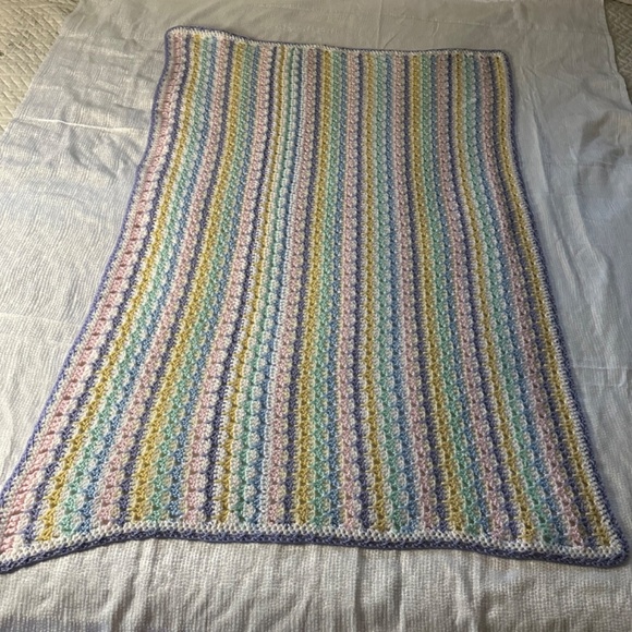 Handmade by May, Crocheted crib blanket in soft pastel colors - Picture 5 of 5